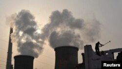 中国湖北襄樊郊外的发电厂（资料照）