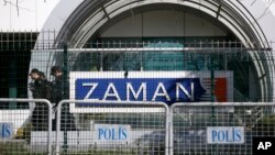 ماموران پلیس ترکیه در مقابل روزنامه زمان، یکی از رسانه‌هایی که حکم توقیف گرفته است