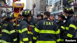 一名男子在纽新港务局客运总站附近引爆一枚管道炸弹后，消防队员站在附近（2017年12月11日）