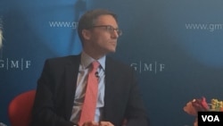 《从长计议》一书的作者德里克·车雷特 (美国之音燕青)