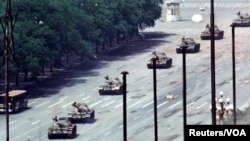 中国军队1989年6月5日派出坦克车沿着北京长安街向天安门方向行驶，途中遭到市民阻拦。