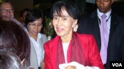 缅甸民主运动领袖昂山素季9月18日来到美国之音华盛顿总部接受专访(美国之音Neeta Maskey-Torrini 拍摄)