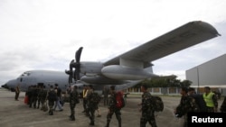 11月11日，菲律宾军人准备出发前往沿海受灾地区。