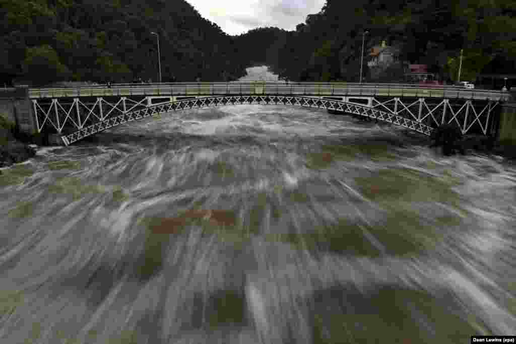 ទឹកជំនន់​ហូរ​ឆ្លងកាត់ស្ពាន​ Cataract Gorge ក្នុង​ក្រុង Launceston រដ្ឋ Tasmania ប្រទេស​អូស្រ្តាលី។&nbsp;