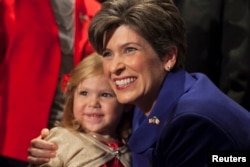 共和党参议员琼尼•恩斯特在2014年当选参议员后的反应