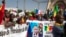 Жители Мали проводят демонстрацию против Франции и в поддержку России по случаю 60-й годовщины независимости Республики Мали в столице страны Бамако 22 сентября 2020 года.