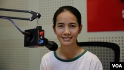 Women’s Rights Advocate Seng Reasey during an interview at the Voice Of America’s Phnom Penh bureau in March 4, 2018. (Ten Soksreinith/VOA Khmer) 