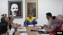Presiden Venezuela, Hugo Chaves bersama kabinetnya dalam rapat di Havana, Kuba (Foto: dok).