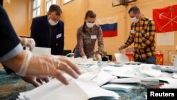 俄罗斯圣彼得堡一个投票站的工作人员2020年7月1日在点算修宪投票结果（路透社）