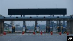 Gerbang menuju kawasan industri Kaesong terlihat lengang dari kantor pabean, imigrasi dan karantina di dekat desa perbatasan Panmunjom, Paju, Korea Selatan (3/5). Kora Utara telah mengajukan sejumlah ketentuan untuk membuka kembali kawasan ini.
