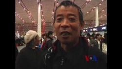 陈光诚的哥哥和母亲登机离开中国启程赴美 