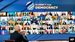 美国总统拜登与国务卿布林肯出席视频民主峰会。（2021年12月9日）