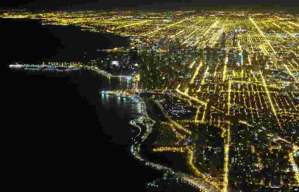 ពន្លឺ​ភ្លើង​រំលេច​ចេញ​ពី​កណ្តាល​ក្រុង Chicago រដ្ឋ Illinois កាល​ពី​ថ្ងៃ​ទី០៧ ខែ​ធ្នូ ឆ្នាំ​២០១៦។