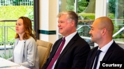 美国副国务卿比根（中）2020年8月24日在立陶宛访问（美国驻立陶宛大使馆推文照片）