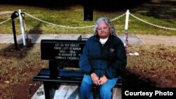 미군 한국전 참전용사를 남편으로 둔 조나 칵크럴 할머니가 자신이 기증한 화강암 의자 위에 앉아 있다. 칵크럴 할머니는 남편의 유언에 따라 한국전 실종 미군을 잊지 말자는 캠페인을 벌이고 있다.