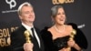 Britanski redatelj Christopher Nolan i supruga britanska filmska producentica Emma Thomas poziraju s nagradama za najbolju dramu - film "Oppenheimer" tokom 81. dodjele Zlatnog globusa.