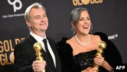 Britanski redatelj Christopher Nolan i supruga britanska filmska producentica Emma Thomas poziraju s nagradama za najbolju dramu - film "Oppenheimer" tokom 81. dodjele Zlatnog globusa.