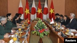 6일 베트남 하노이를 방문한 나카타니 겐 일본 방위상(오른쪽 첫번째)이 풍 꽝 타잉 베트남 국방장관(왼쪽 두번째)과 회담하고 있다.