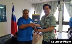 台湾外交部长吴钊燮访问瑙鲁参加太平洋岛国论坛年会相关活动时，与瑙鲁总统巴伦·瓦卡会面(台湾外交部推特帐号)