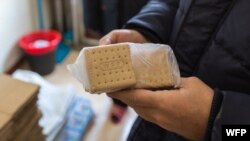 북한 주민이 유엔 세계식량계획(WFP)이 제공한 영양비스킷을 들고 있다.