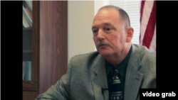 罗克斯伯利监狱助理监狱长基斯•里昂斯。（视频截图）