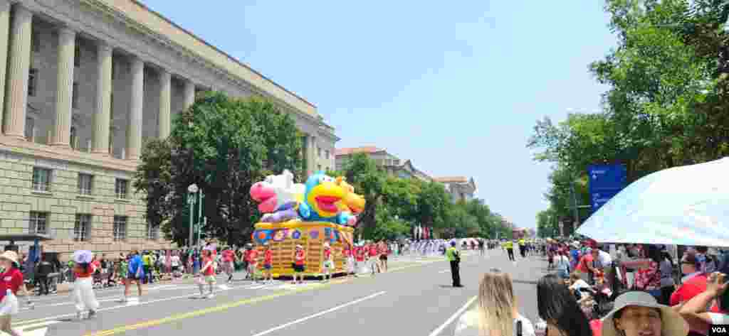 华盛顿独立日庆祝游行街头即景。(2025年7月4日)
