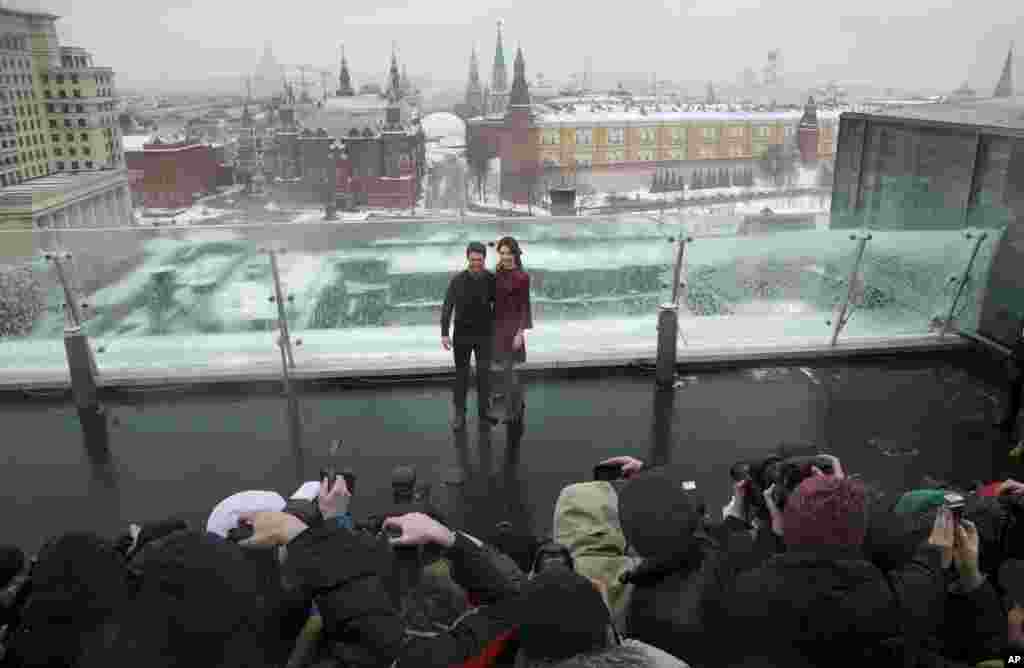 2013年4月1日，汤姆&middot;克鲁斯（Tom Cruise）和演员 Olga Kurylenko 在莫斯科推广影片 《上古卷轴IV：湮没》（The Elder Scrolls IV: Oblivion）。他们在莫斯科的酒店房顶上拍照，图片背景是克里姆林宫。