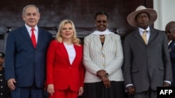Rais wa Uganda Yoweri Museveni (kulia) na mkewe Janet Museveni (wapili kulia) wakiwa na Waziri Mkuu wa Israeli Benjamin Netanyahu (kushoto) na mkewe Sara Netanyahu (wapili kushoto), ikulu ya rais Entebbe, Uganda, Februari 3, 2020. (Photo b
