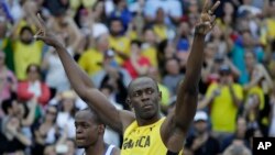 Usain Bolt de la Jamaïque court à côté de James Dasaolu de la Grande-Bretagne lors de 100 mètres-messieurs aux Jeux Olympiques d'été de 2016 au stade olympique à Rio de Janeiro, au Brésil, 13 août 2016. 