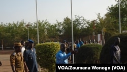 Le ministre burkinabè de la sécurité, Simon Compaoré, à droite, visite le site d'une attaque contre un poste de police dans le village de Intagom, 1er juin 2016.