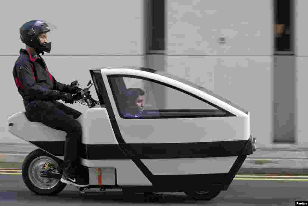 Anggota kelompok peneliti di Nanyang Technological University (NTU), Singapura menaiki prototipe skuter VOI rancangan mereka yang menggunakan tenaga listrik.