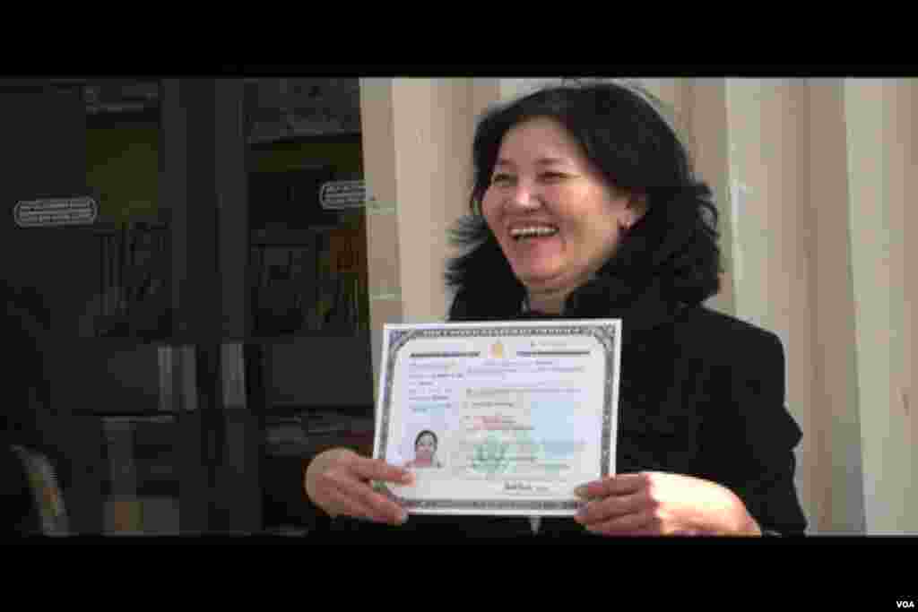 喜获公民证书(美国之音国符拍摄)