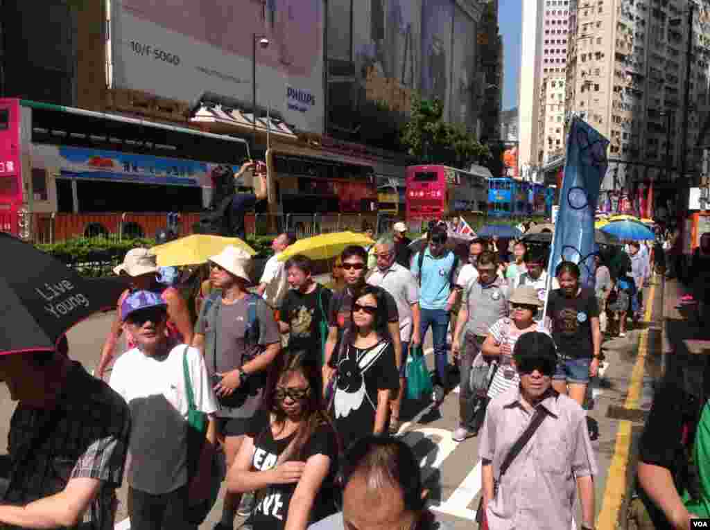 香港泛民举行抗议选举政治筛选游行 (美国之音海彦拍摄)