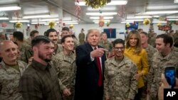 Rais Donald Trump na mkewe Melania akipiga picha ya pamoja na wanajeshi wa Marekani nchini Iraq wakati wa ziara yake nchini humo.