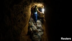 Seorang warga Palestina membawa barang-barang selundupan di terowongan Rafah, Jalur Gaza selatan dekat perbatasan Mesir (foto; dok). 