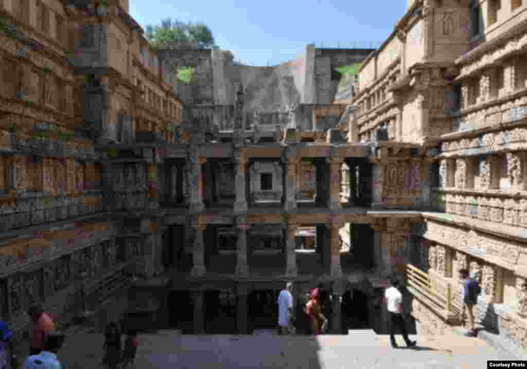 Rani-ki-Vav (Sumur Ratu) di Gujarat, India, terletak di bantaran-bantaran Sungai Saraswati dan awalnya dibangun sebagai memorial terhadap raja di abad 11 SM. (UNESCO)