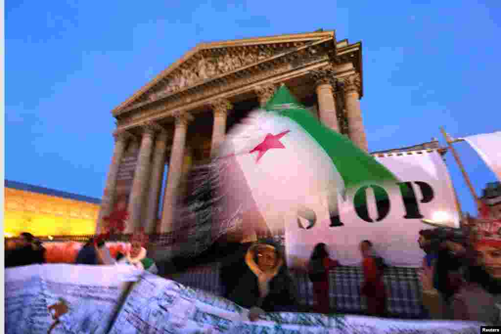 15일 프랑스 파리의 신전 앞에서 시리아 폭력 사태를 비난하며 시리아 국기를 펄럭이는 시위대. 