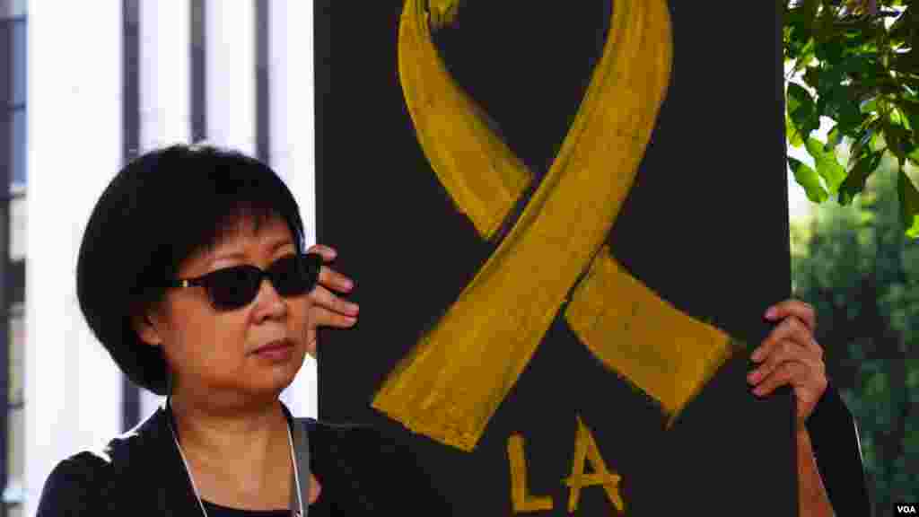 洛杉矶的手绘黄丝带标志（美国之音国符拍摄）
