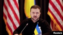 ປະ​ທາ​ນາ​ທິ​ບໍ​ດີ ຢູ​ເຄ​ຣນ ທ່ານ ໂວ​ໂລ​ດີ​ເມຍ ເຊ​ເລັນ​ສ​ກີ ເຂົ້າ​ຮ່ວມກອງ​ປະ​ຊຸມ​ຂອງ​ກຸ່ມ​ຕິດ​ຕໍ່​ປ້ອງ​ກັນ​ ຢູ​ເຄ​ຣນ ຢູ່​ຖານ​ທັບ​ອາ​ກາດ ແຣມ​ສ​ໄຕ​ນ໌ ໃນ​ປະ​ເທດ ເຢຍ​ຣະ​ມັນ, 6 ກັນ​ຍາ 2024. REUTERS/Heiko Becker