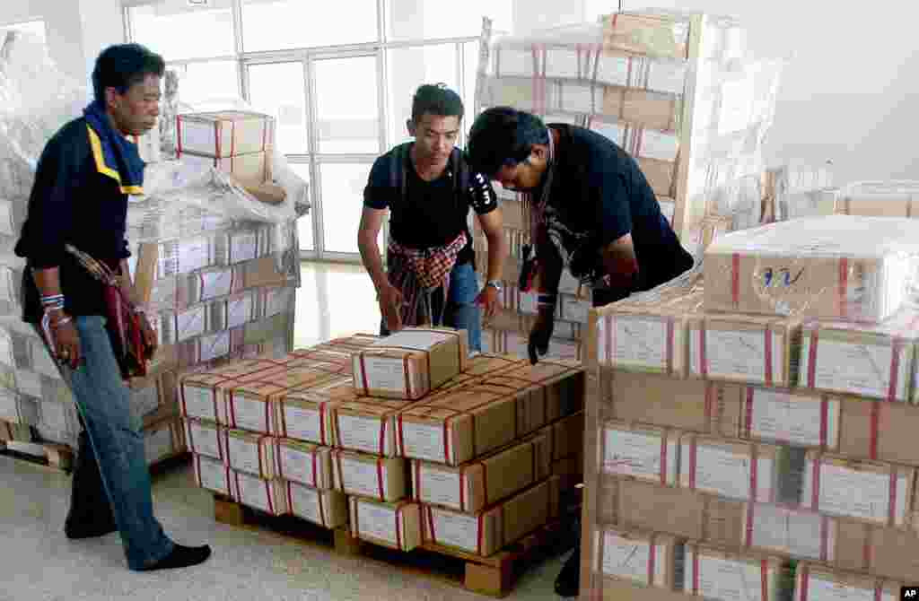 태국에서 조기총선이 치뤄진 2일, 남부 송클라 지역의 반정부 시위대가 선거 진행을 방해하기 위해 투표 용지를 살피고 있다.