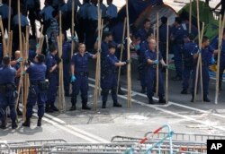 2014年10月14日香港警察清除抗议者用做路障的竹竿