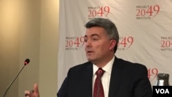 美国国会参议院外交委员会亚太小组委员会主席加德纳2019年3月14日在2049项目研究所及全球台湾研究中心美台关系研讨会上回答提问(美国之音钟辰芳拍摄）