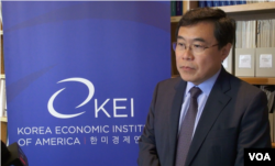 韩国国际经济政策学会主席李一衡（美国之音莫非拍摄）