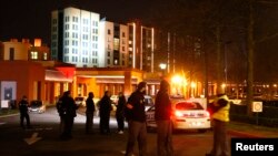 ماموران پلیس فرانسه در مقابل ورودی هتل نیویورک در پارک تفریحی دیسنی لند در حومه پاریس - ۸ بهمن ۱۳۹۴ 