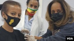 ቨርጂኒያ ውስጥ ክትባቱን ለኢትዮጵያውያን ማህበረሰብ ሲሰጡ ከነበሩ በጎ ፈቃደኞች መካከል ጥቂቶቹ፡፡ (የቫንዶርን ፋርማሲ ባለቤትና የፋርማሲ ባለሙያዋ ዮዲት ጉላልት መሃል ላይ )