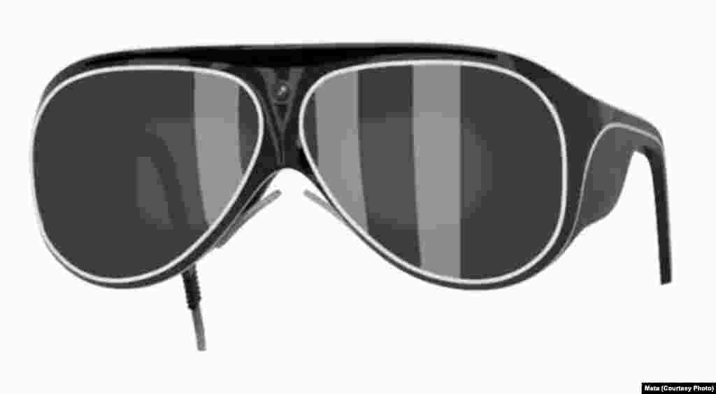 Meta Pro mengklaim memiliki tampilan 15 kali lebih besar daripada Google Glass, dengan antarmuka holografik. Kacamata ini akan tersedia untuk konsumen pada musim gugur 2014.