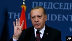10일 세르비아를 방문한 레제프 타이이프 에르도안 터키 대통령이 기자회견에서 발언하고 있다.