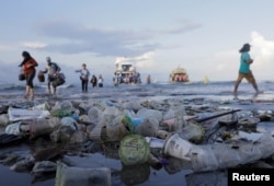 Sampah plastik mengotori pantai Sanur di Bali, 10 April 2019. (Foto: Johannes P. Christo/Reuters)