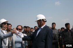 លោក ស ខេង រដ្ឋមន្រ្តីក្រសួងមហាផ្ទៃកំពុងពិនិត្យមើលផលិតផលក្លែងក្លាយ ក្នុងពិធីកម្ទេចផលិតផល និងថ្នាំពេទ្យក្លែងក្លាយក្នុងរាជធានីភ្នំពេញ នាថ្ងៃទី១២ ខែមីនា ឆ្នាំ២០១៩។