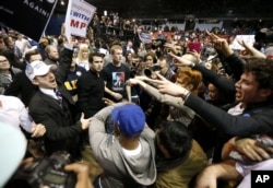 درگیری طرفداران و مخالفان ترامپ در دانشگاه ایلینوی